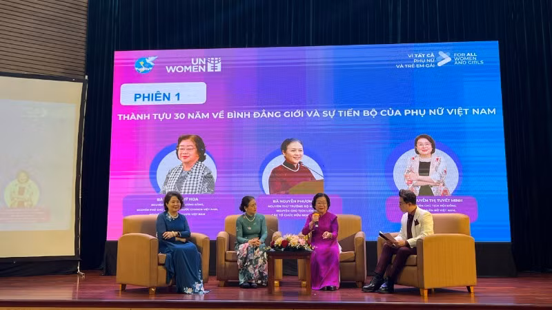 Các đại biểu chia sẻ tại Diễn đàn truyền thông liên thế hệ "Phụ nữ và Bình đẳng giới trong kỷ nguyên mới". 