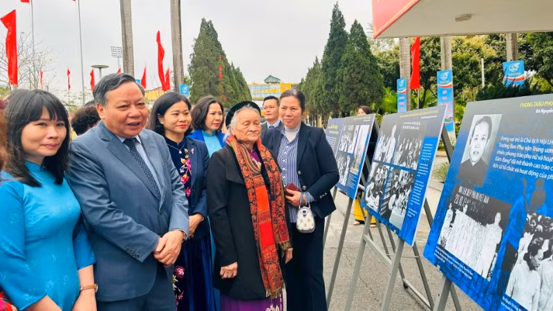 Các đại biểu tham quan Triển lãm ảnh “Phong trào Ba đảm đam - mốc son chói lọi trong lịch sử phong trào phụ nữ Việt Nam". (Ảnh: Bảo Lâm)