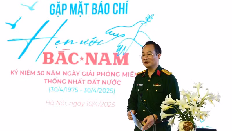 Đại tá Phạm Văn Tú, Giám đốc Trung tâm Phát thanh-Truyền hình Quân đội phát biểu tại buổi gặp mặt.