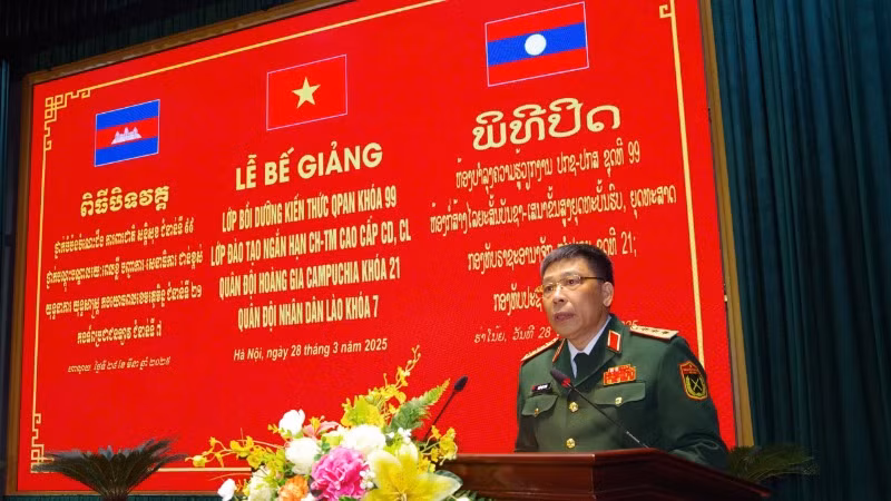 Thượng tướng Trần Việt Khoa, Giám đốc Học viện Quốc phòng phát biểu tại buổi lễ. 