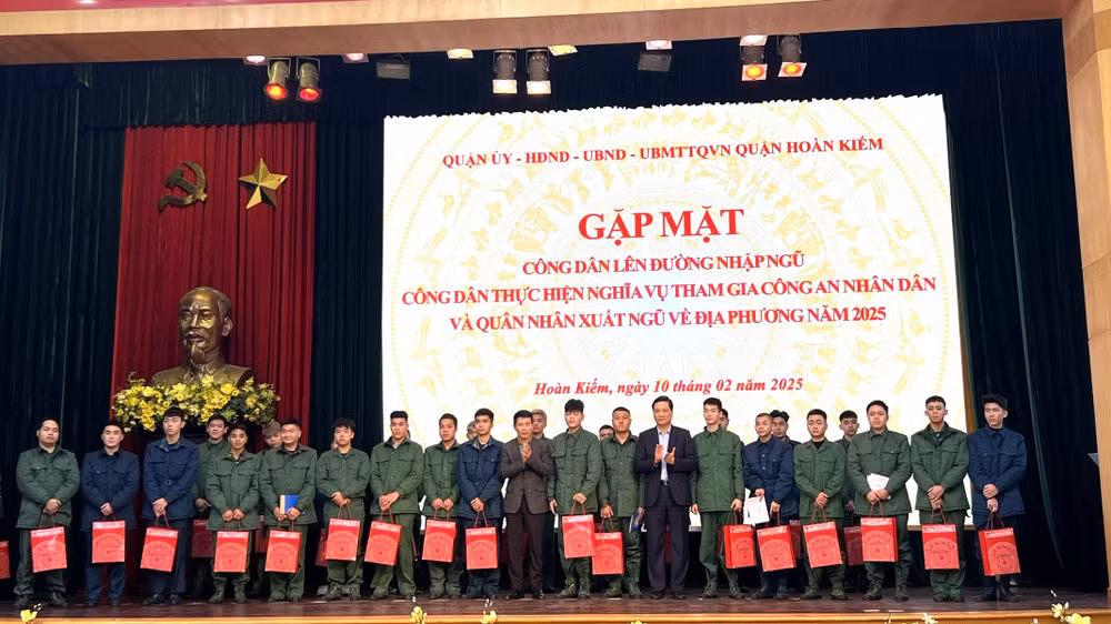 Trao quà tặng các tân binh trước ngày lên đường nhập ngũ.
