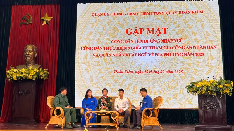 Các khách mời tham gia giao lưu tại chương trình. Các khách mời tham gia giao lưu tại chương trình.