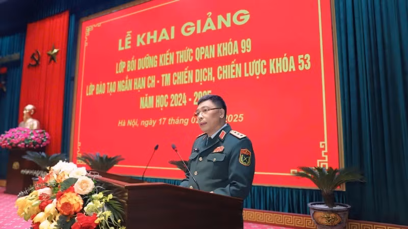 Thượng tướng Trần Việt Khoa, Giám đốc Học viện Quốc phòng phát biểu tại Lễ khai giảng.
