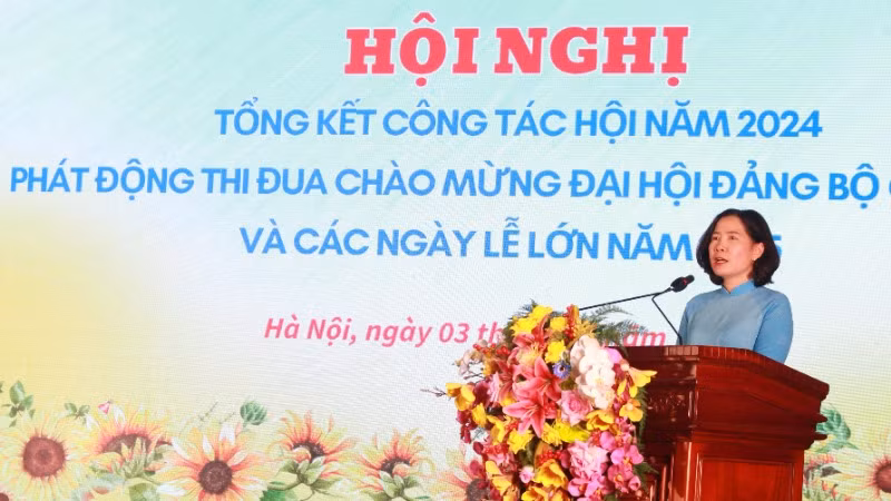 Chủ tịch Hội Liên hiệp Phụ nữ thành phố Hà Nội Lê Kim Anh phát động thi đua. 