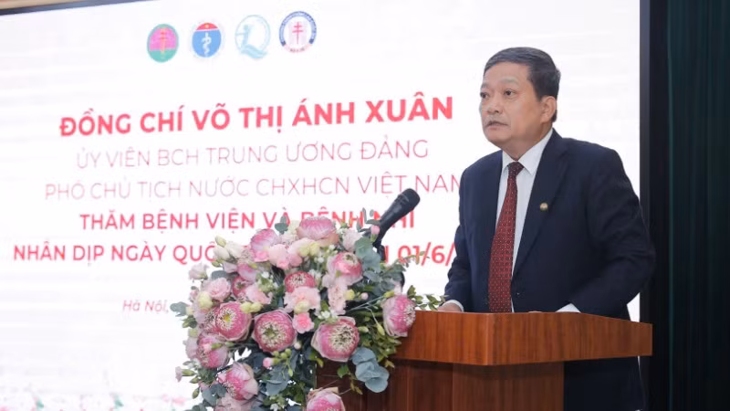 Giám đốc Bệnh viện Phổi Trung ương Đinh Văn Lượng phát biểu.