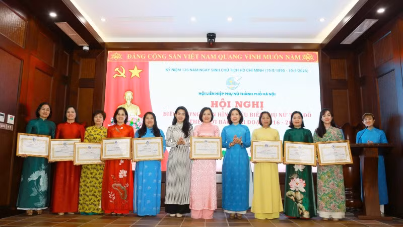 Khen thưởng các tập thể, cá nhân có thành tích xuất sắc trong thực hiện Chỉ thị số 05-CT/TW của Bộ Chính trị. (Ảnh: MINH PHÚ)