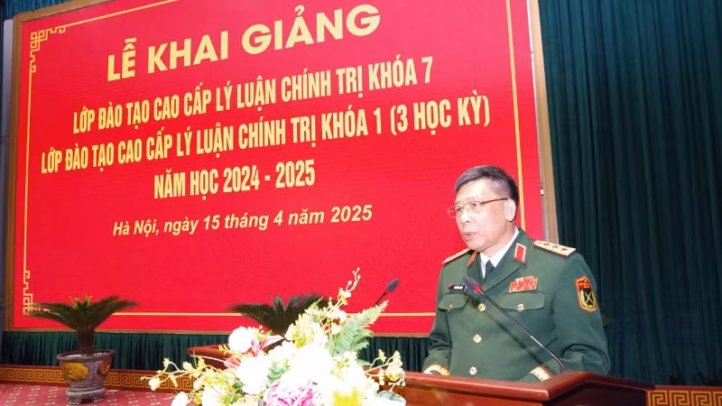 Giám đốc Học viện Quốc phòng Trần Việt Khoa phát biểu khai giảng buổi lễ.