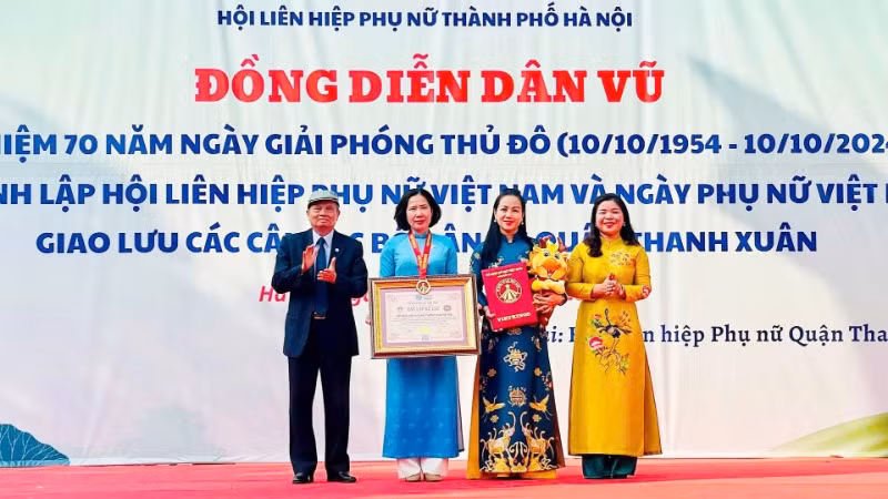 Hội đồng Xác lập Tổ chức kỷ lục Việt Nam trao Bằng xác lập kỷ lục cho Hội Liên hiệp Phụ nữ thành phố Hà Nội.