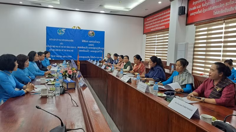 Đoàn đại biểu Hội Liên hiệp Phụ nữ Hà Nội làm việc với Hội Liên hiệp Phụ nữ Thủ đô Viêng Chăn.