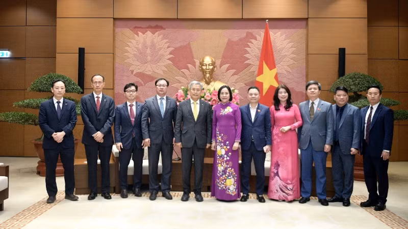 Phó Chủ tịch Quốc hội Nguyễn Thị Thanh và các đại biểu chụp ảnh lưu niệm. Phó Chủ tịch Quốc hội Nguyễn Thị Thanh và các đại biểu chụp ảnh lưu niệm.