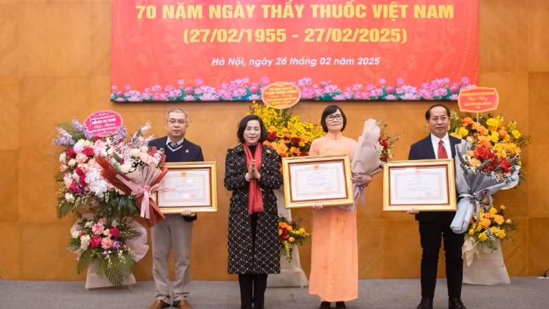 Phó Chủ tịch Quốc hội Nguyễn Thị Thanh trao Danh hiệu Thầy thuốc ưu tú tặng ba thầy thuốc của Viện Vệ sinh dịch tễ Trung ương.