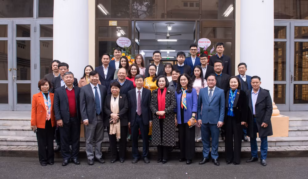 Phó Chủ tịch Quốc hội Nguyễn Thị Thanh chụp ảnh lưu niệm cùng các đại biểu tại Viện Vệ sinh dịch tễ Trung ương.