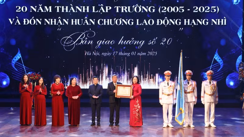 Phó Chủ tịch nước Võ Thị Ánh Xuân trao Huân chương Lao động hạng Nhì tặng Trường trung học cơ sở Đoàn Thị Điểm.