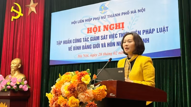 Phó Chủ tịch Thường trực Hội Liên hiệp Phụ nữ thành phố Hà Nội Phạm Thị Thanh Hương phát biểu khai mạc hội nghị. 