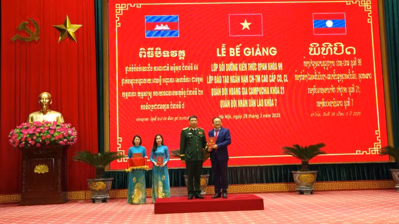 Giám đốc Học viện Quốc phòng Trần Việt Khoa trao chứng nhận hoàn thành chương trình bồi dưỡng kiến thức quốc phòng-an ninh cho học viên.