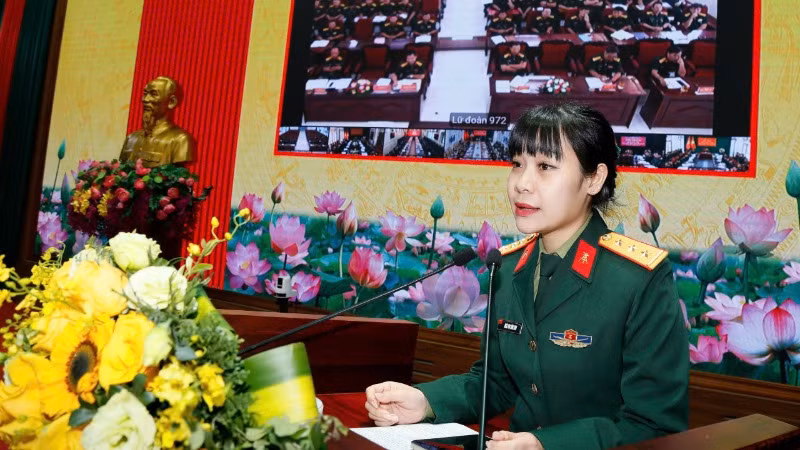 Nữ sĩ quan trẻ chia sẻ tại buổi đối thoại. Nữ sĩ quan trẻ chia sẻ tại buổi đối thoại.