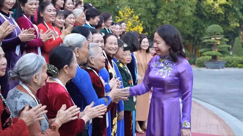 Phó Chủ tịch nước Võ Thị Ánh Xuân gặp mặt Đoàn đại biểu nữ đảng viên tiêu biểu Thủ đô.