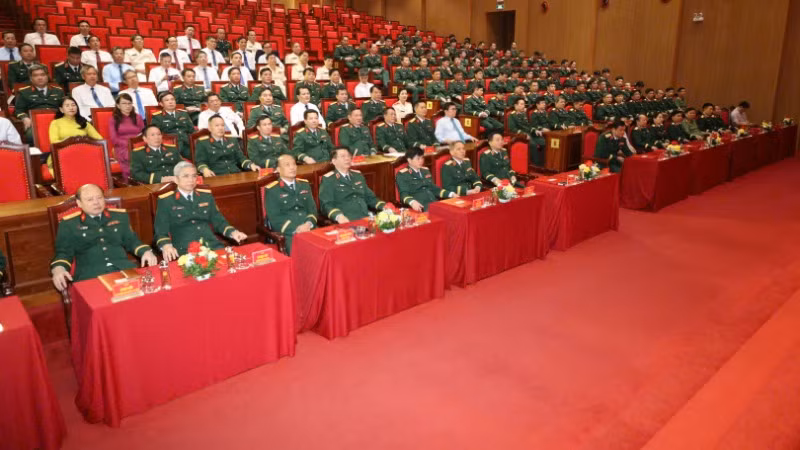 Các đại biểu tham dự buổi lễ bế giảng.