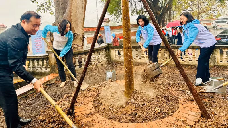 Các đại biểu trồng cây trong khuôn viên di tích. 