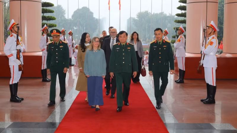 Thượng tướng Hoàng Xuân Chiến, Thứ trưởng Quốc phòng Việt Nam đón bà Stefanie Beck, Thứ trưởng Quốc phòng Canada. Thượng tướng Hoàng Xuân Chiến, Thứ trưởng Quốc phòng Việt Nam đón bà Stefanie Beck, Thứ trưởng Quốc phòng Canada.