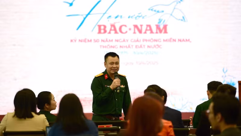Nghệ sĩ Nhân dân Tự Long, Giám đốc Nhà hát Chèo Quân đội chia sẻ tại buổi gặp mặt.