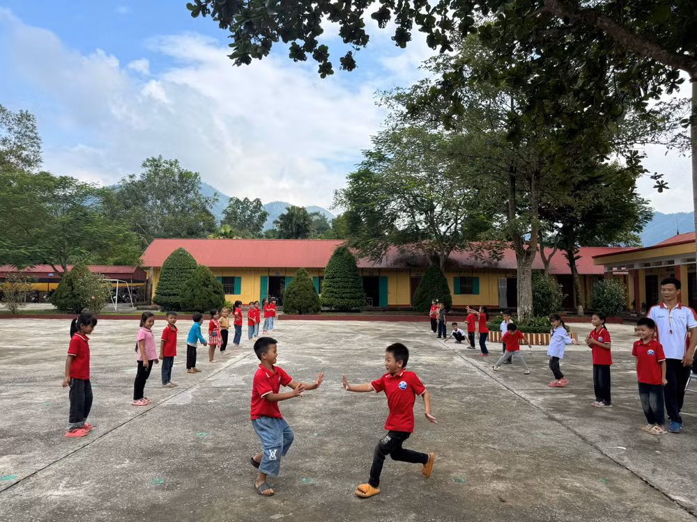 Giờ hoạt động ngoài trời của thầy giáo và học sinh Trường tiểu học Nghĩa Tâm, xã Nghĩa Tâm, huyện Văn Chấn, tỉnh Yên Bái. Giờ hoạt động ngoài trời của thầy giáo và học sinh Trường tiểu học Nghĩa Tâm, xã Nghĩa Tâm, huyện Văn Chấn, tỉnh Yên Bái.