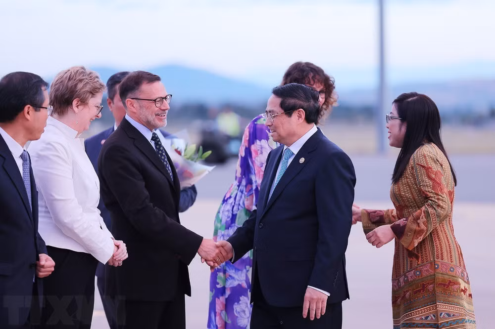 Lễ đón Thủ tướng Phạm Minh Chính và Phu nhân đến sân bay Canberra (Australia). Lễ đón Thủ tướng Phạm Minh Chính và Phu nhân đến sân bay Canberra (Australia).