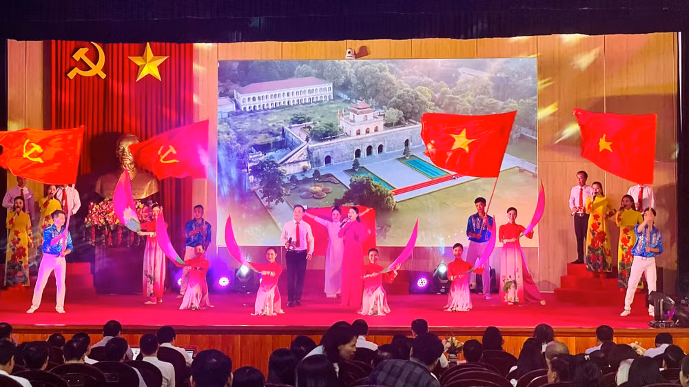 Tiết mục văn nghệ tại hội nghị. Tiết mục văn nghệ tại hội nghị.