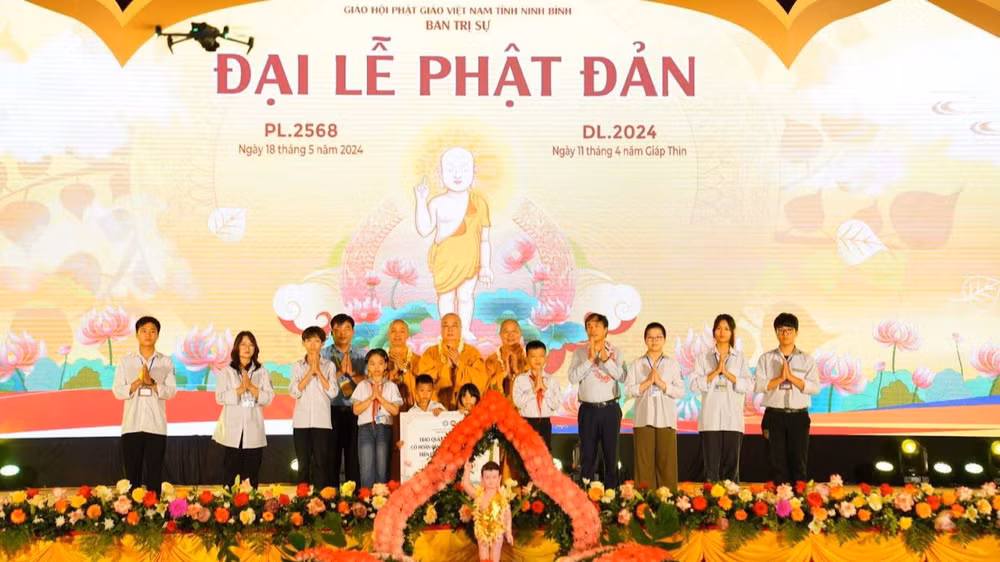 Dịp này, Ban Trị sự Giáo hội Phật giáo Việt Nam tỉnh Ninh Bình trao quà cho 100 em học sinh có hoàn cảnh khó khăn trên địa bàn huyện Gia Viễn, mỗi suất quà trị giá 1 triệu đồng.