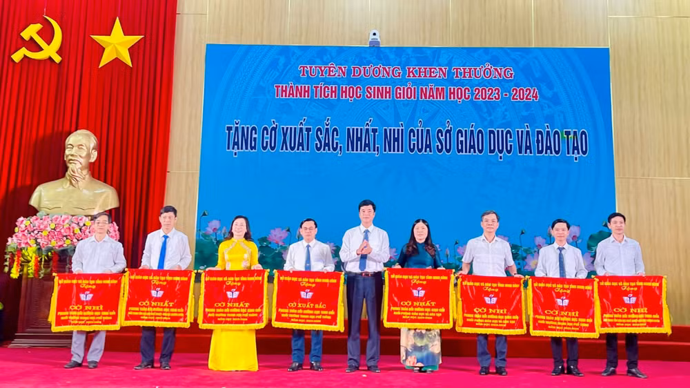 Giám đốc Sở Giáo dục và Đào tạo tỉnh Ninh Bình Phan Thành Công trao cờ cho các tập thể có thành tích xuất sắc trong công tác bồi dưỡng học sinh giỏi. Giám đốc Sở Giáo dục và Đào tạo tỉnh Ninh Bình Phan Thành Công trao cờ cho các tập thể có thành tích xuất sắc trong công tác bồi dưỡng học sinh giỏi.