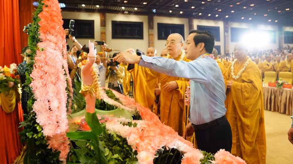 Các đại biểu thực hiện nghi thức tắm Phật tại Đại lễ Phật đản.