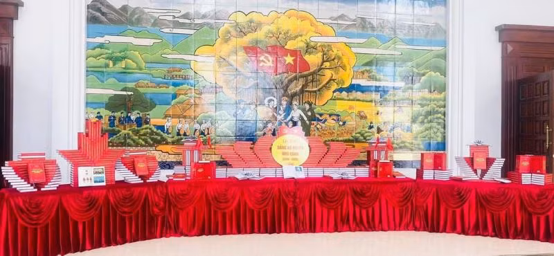 Không gian trưng bày, giới thiệu sách Lịch sử Đảng bộ huyện Nho Quan (2000-2020) được đặt tại Nhà văn hóa trung tâm huyện Nho Quan.