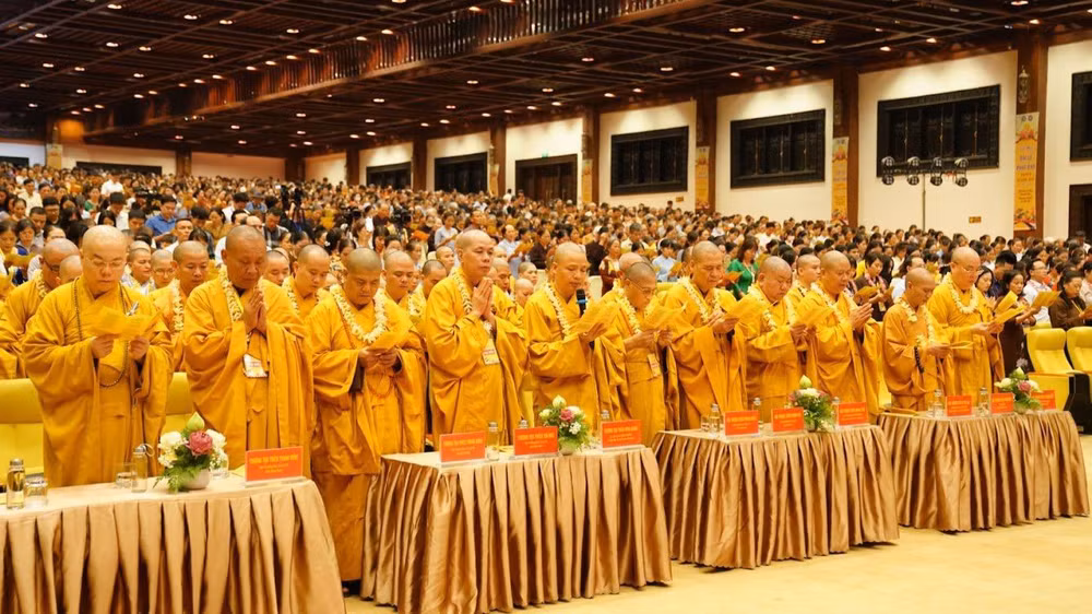 Đông đảo tăng ni, phật tử tham dự Đại lễ.