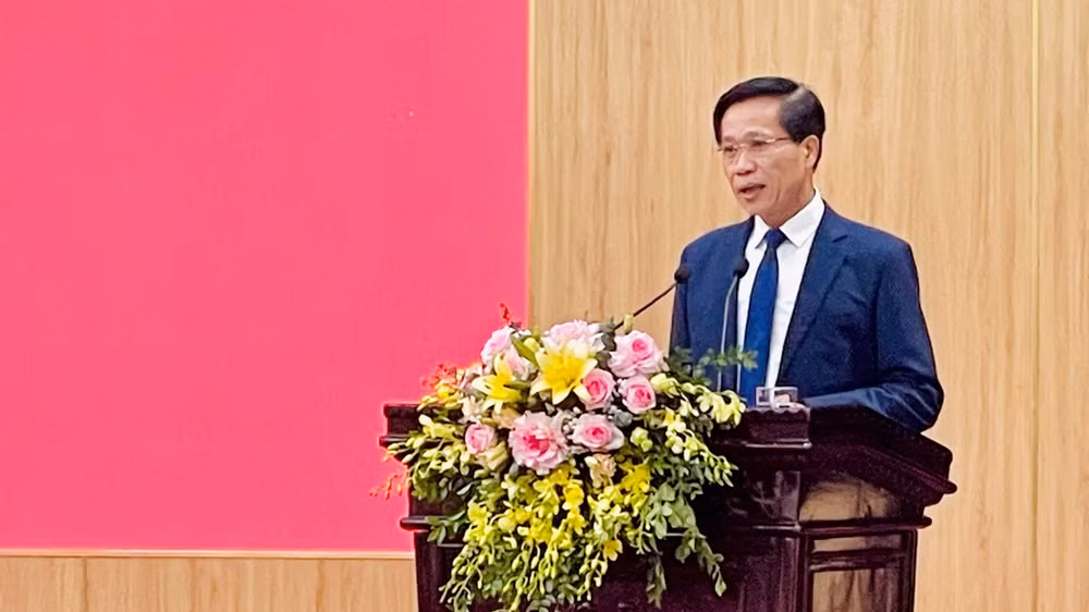 Phó Giáo sư, Tiến sĩ Hoàng Phúc Lâm, Phó Giám đốc Học viện Chính trị quốc gia Hồ Chí Minh phát biểu khai mạc lớp bồi dưỡng.