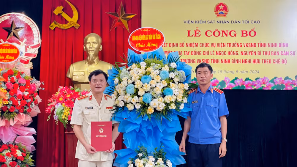 Phó Viện trưởng Viện Kiểm sát nhân dân tối cao Nguyễn Duy Giảng trao quyết định và tặng hoa chúc mừng đồng chí Phạm Ngọc Cảnh, tân Viện trưởng Viện Kiểm sát nhân dân tỉnh Ninh Bình.