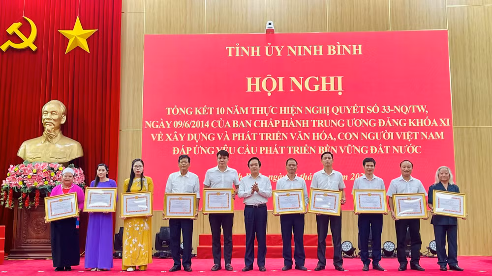 Các đảng viên có thành tích xuất sắc trong 10 năm thực hiện Nghị quyết số 33 của Ban Chấp hành Trung ương Đảng khóa XI được khen thưởng. Các đảng viên có thành tích xuất sắc trong 10 năm thực hiện Nghị quyết số 33 của Ban Chấp hành Trung ương Đảng khóa XI được khen thưởng.