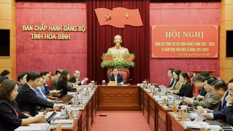 Đồng chí Nguyễn Phi Long, Bí thư Tỉnh ủy Hòa Bình (giữa) chủ trì Hội nghị.