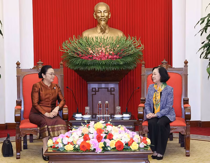 Đồng chí Trương Thị Mai, Ủy viên Bộ Chính trị, Thường trực Ban Bí thư, Trưởng Ban Tổ chức Trung ương đã tiếp Đại sứ Đặc mệnh toàn quyền nước Cộng hòa Dân chủ Nhân dân Lào Khamphao Ernthavanh. (Ảnh: TTXVN)