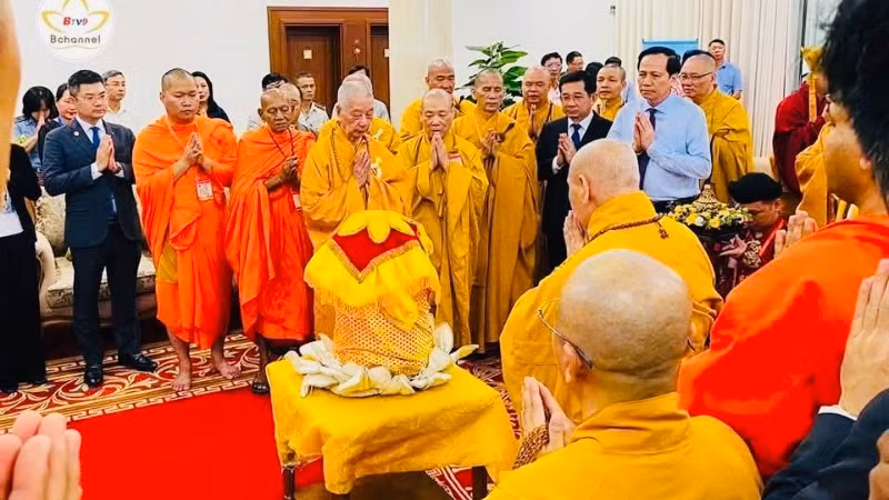 Xá lợi Đức Phật tại khu vực phòng chờ VIP, sân bay quốc tế Tân Sơn Nhất