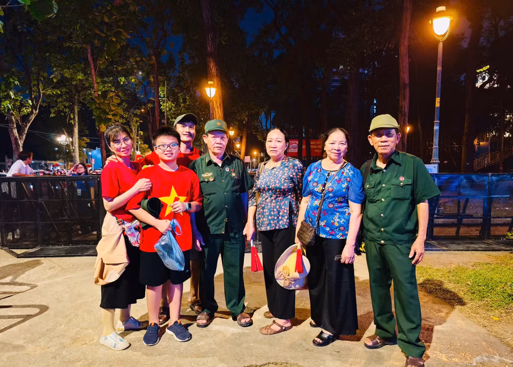  Gia đình ông Nguyễn Đắc Tân cùng với gia đình mà ông đã ở sau ngày Giải phóng miền nam có mối quan hệ thân thiết như ruột thịt, cùng nhau đi xem Lễ kỷ niệm.