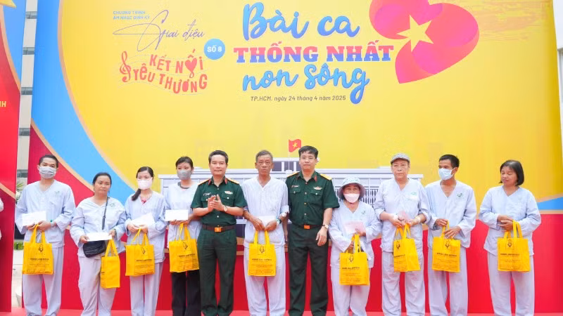 Bệnh viện Quân y 175 trao tặng 300 phần quà cho bệnh nhân trong chương trình “Giai điệu yêu thương”.