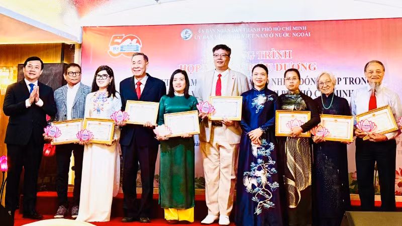 Thành phố Hồ Chí Minh vinh danh 50 người Việt Nam ở nước ngoài tiêu biểu có nhiều đóng góp trong xây dựng và phát triển thành phố.
