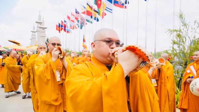 Đoàn cung nghinh trang trọng rước Xá lợi về Học viện Phật giáo Việt Nam Thành phố Hồ Chí Minh - điểm dừng chân đầu tiên tại Việt Nam, nằm trong hành trình tôn trí phục vụ Đại lễ Vesak Liên hợp quốc 2025.