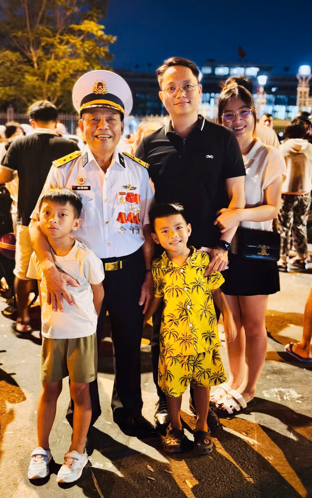 Ông Cao Tiến Niêng cùng con cháu có mặt từ đêm để theo dõi chương trình của Lễ kỷ niệm.
