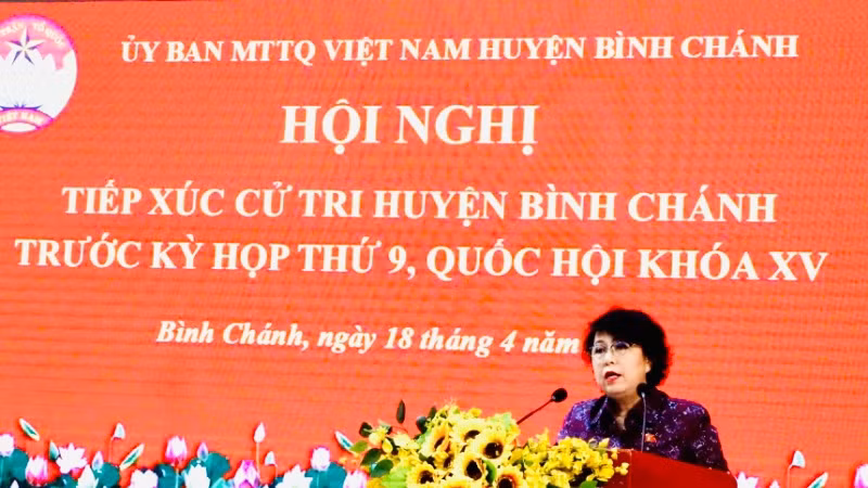 Phó Chủ tịch Ủy ban Trung ương Mặt trận Tổ quốc Việt Nam Tô Thị Bích Châu ghi nhận các ý kiến của cử tri.