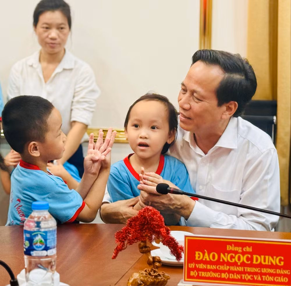 Đồng chí Đào Ngọc Dung trò chuyện, thăm hỏi các cháu bé tại Trung tâm. Đồng chí Đào Ngọc Dung trò chuyện, thăm hỏi các cháu bé tại Trung tâm.