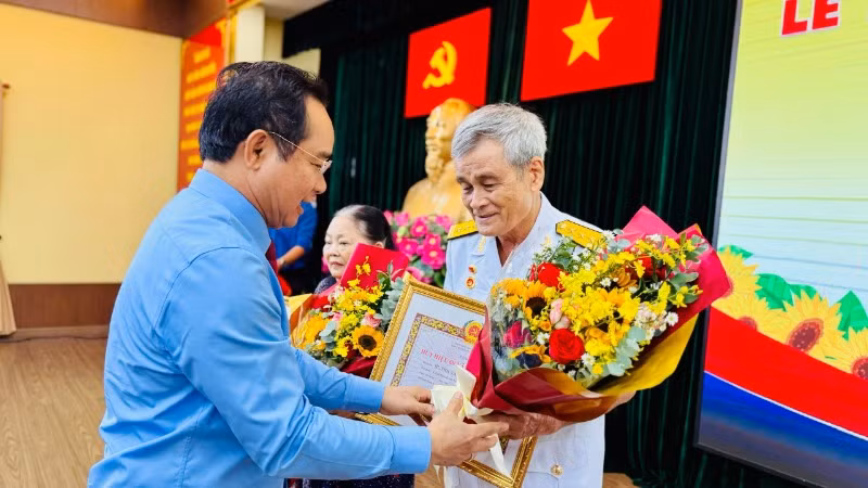 Đồng chí Nguyễn Văn Được, Ủy viên Trung ương Đảng, Chủ tịch Ủy ban Nhân dân Thành phố Hồ Chí Minh trao Huy hiệu Đảng cho đảng viên. 