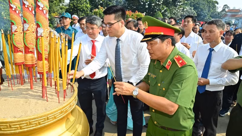 Các thành viên trong đoàn và đông đảo cán bộ, nhân dân Thành phố Hồ Chí Minh đã dâng hương tưởng nhớ công lao của các Anh hùng liệt sĩ. (Ảnh: DUY LINH) Các thành viên trong đoàn và đông đảo cán bộ, nhân dân Thành phố Hồ Chí Minh đã dâng hương tưởng nhớ công lao của các Anh hùng liệt sĩ. (Ảnh: DUY LINH)