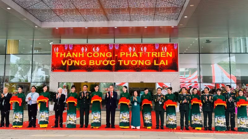 Các đại biểu thực hiện nghi thức cắt băng khánh thành Bệnh viện đa khoa 1.000 giường. Các đại biểu thực hiện nghi thức cắt băng khánh thành Bệnh viện đa khoa 1.000 giường.