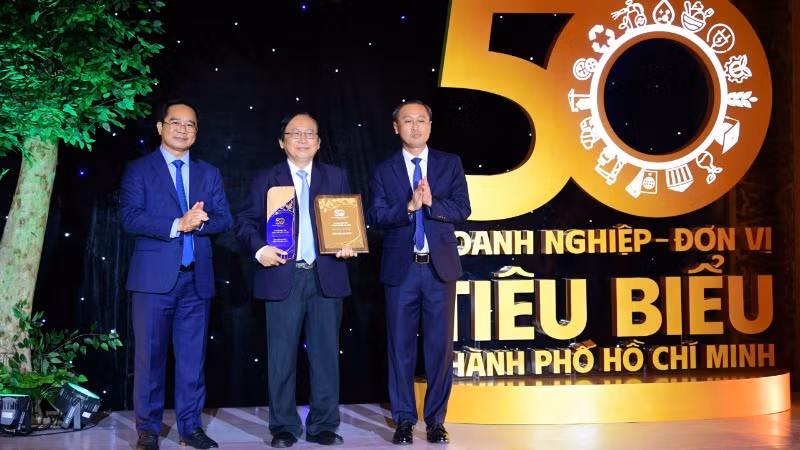 Lãnh đạo thành phố trao danh hiệu doanh nghiệp tiêu biểu cho các doanh nghiệp, đơn vị.